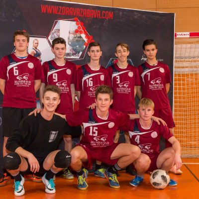 DD AMS - Ekipo Dijaškega doma AMS sestavljajo dijaki, ki si v svojem prostem času želijo narediti malo več kot samo brcati žogo in se v nogometu meriti med seboj. Glavni cilj, je da se od starejših in izkušenih ekip kar največ naučimo, to znanje pa bomo potem (upajmo) v svojo korist uporabili na nivoju naših tekmovanj. Tako da – študentje, bodite uvidevni do naših fantov …