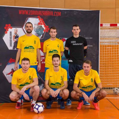 ŠKSG - Pozdravljeni! Smo ekipa Študentskega kluba Slovenskih goric. Kot že ime pove, jo sestavljamo študenti z vinorodnih območij, torej igralci z veliko mero radosti, zabave in predvsem virtuoznosti. Od letošnje sezone pričakujemo, da bodo torki uspešni tudi na športnem področju. Tako kot večina naših igralcev pobira titule na študentskih zabavah, želimo, da bi jih tudi v letošnji izvedbi lige. Veliko je kvantitetnih ekip, a le malo kvalitetnih. Nadejamo se uspeha, uvrstitve na final-4. Takrat pa naj tisti torek postane zares študentski. Naj zmaga ekipa, ki bo v vseh pogledih najboljša, najkakovostnejša. Zavedamo pa se, da bo o resničnem zmagovalcu študentske lige odločal »tretji polčas«. Se že veselimo!